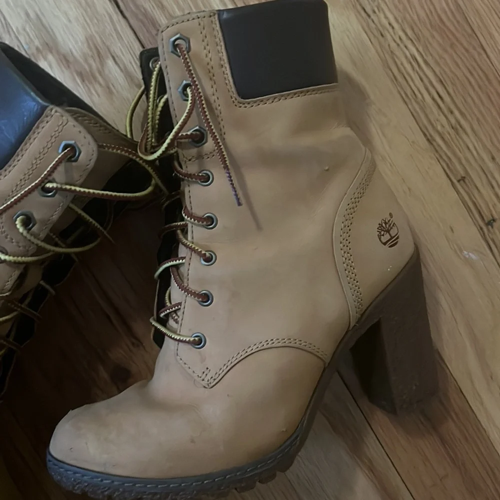 Timberland 5.5 women’s work boots nyc style laced up euc heeled - Picture 3 of 7